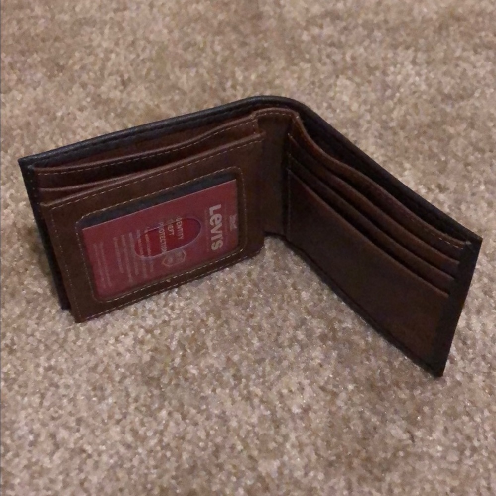 Men's Levi's® RFID-Blocking Extra-Capacity Wallet - Picture 3 of 5